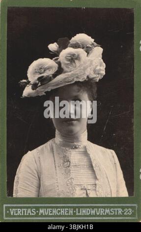 Portrait photographique par l'Atelier Veritas d'une femme bourgeoise portant un chapeau, pris à Munich au début des années 1900 Banque D'Images