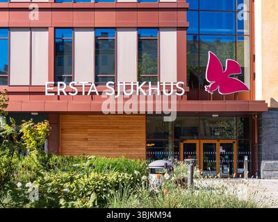 Stockholm, Suède - 11 mai 2025 : Une façade de bâtiment d'hôpital moderne avec le nom 'Ersta Sjukhus' bien en vue. L'entrée est welcomin Banque D'Images