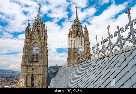 Basilique des tours de l'horloge des vœux nationaux, Quito, Équateur Banque D'Images
