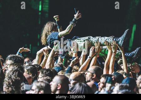 Gdansk, Pologne. 06 juin 2025. Les festivaliers ont vu la foule surfer lors d'un concert live avec le groupe suédois de heavy metal In Flames au festival de musique polonais Mystic Festival 2025 à Gdansk. Banque D'Images