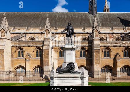 Londres, Royaume-Uni - 9 mai 2011 : Statue d'Oliver Cromwell devant la Chambre des communes, Palais de Westminster. Statue en bronze d'un politicien. Banque D'Images