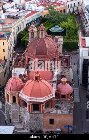 Vue panoramique de l'Iglesia de San Diego, ou église de San Diego dans la capitale de Guanajuato City, Guanajuato, Mexique vu de la colline de San Miguel. La ville classée au patrimoine mondial de l'UNESCO est construite dans une vallée étroite avec des escaliers sur les flancs des montagnes et connue pour sa charmante architecture coloniale espagnole. Banque D'Images
