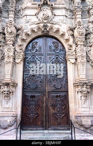 Façade Churrigueresque et portes sculptées en bois de l'Iglesia de San Diego, ou église de San Diego dans la capitale de Guanajuato City, Guanajuato. L'église du jardin de la Union, construite en 1663, est l'un des plus beaux exemples de l'architecture churrigueresque mexicaine. Banque D'Images