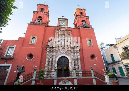 Façade baroque du Templo de San Francisco, ou église de San Francisco dans la capitale de la ville de Guanajuato, Guanajuato. L'église a été construite en 1741 dans un style baroque tardif mais avait des caractéristiques néoclassiques, y compris l'horloge ajoutée au XIXe siècle. Banque D'Images