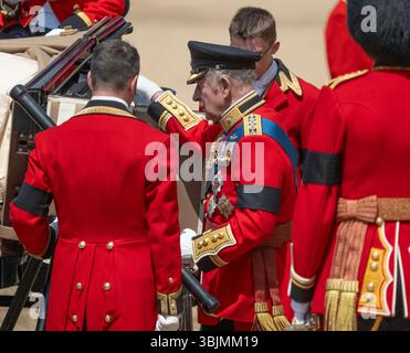 Horse Guards Parade, Londres, Royaume-Uni. 14 juin 2025. Trooping the Colour, la parade officielle d’anniversaire du roi Charles III, a lieu sur Horse Guards Parade avec le plus ancien régiment de l’armée britannique, les Coldstream Guards, Trooping the Color (drapeau) du 2e Bataillon Coldstream Guards cette année. Image : le Royal quitte le dais après avoir regardé la cérémonie se dérouler. Banque D'Images