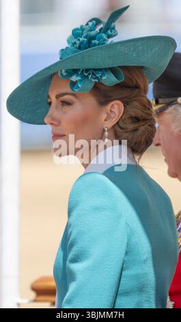 Horse Guards Parade, Londres, Royaume-Uni. 14 juin 2025. Trooping the Colour, la parade officielle d’anniversaire du roi Charles III, a lieu sur Horse Guards Parade avec le plus ancien régiment de l’armée britannique, les Coldstream Guards, Trooping the Color (drapeau) du 2e Bataillon Coldstream Guards cette année. Image : la famille royale sur le dais regarde la cérémonie se dérouler. Banque D'Images