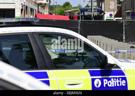 Anvers, Belgique. 16 juin 2025. Un périmètre de sécurité sur les lieux d'un incident de poignardage dans un bus à Anvers le lundi 16 juin 2025. Selon les premières informations, une personne est morte d'une attaque au couteau dans la Ernest Claesstraat dans les quartiers de Linkeroever. BELGA PHOTO DIRK WAEM crédit : Belga News Agency/Alamy Live News Banque D'Images