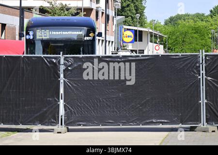 Anvers, Belgique. 16 juin 2025. Un périmètre de sécurité sur les lieux d'un incident de poignardage dans un bus à Anvers le lundi 16 juin 2025. Selon les premières informations, une personne est morte d'une attaque au couteau dans la Ernest Claesstraat dans les quartiers de Linkeroever. BELGA PHOTO DIRK WAEM crédit : Belga News Agency/Alamy Live News Banque D'Images
