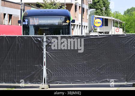 Anvers, Belgique. 16 juin 2025. Un périmètre de sécurité sur les lieux d'un incident de poignardage dans un bus à Anvers le lundi 16 juin 2025. Selon les premières informations, une personne est morte d'une attaque au couteau dans la Ernest Claesstraat dans les quartiers de Linkeroever. BELGA PHOTO DIRK WAEM crédit : Belga News Agency/Alamy Live News Banque D'Images