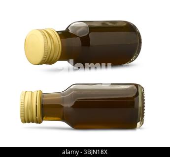 ensemble de petites bouteilles d'huile à base de plantes fond blanc isolé, récipient de matériau en verre brun foncé médicinal ou liquide ayurvédique Banque D'Images