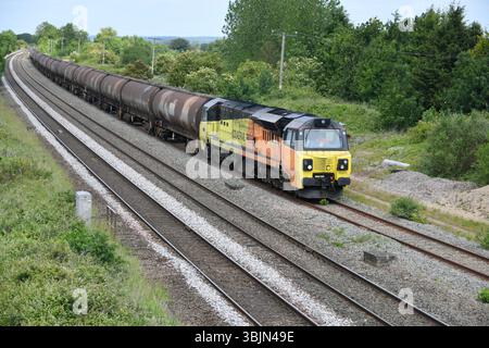 La locomotive Colas Rail Class 70 70810 roule dans Elford Loop avec 6M57 de la raffinerie Lindsey Oil Refinery 0701 à Kingsbury Oil Searings le 10 juin 2025 Banque D'Images