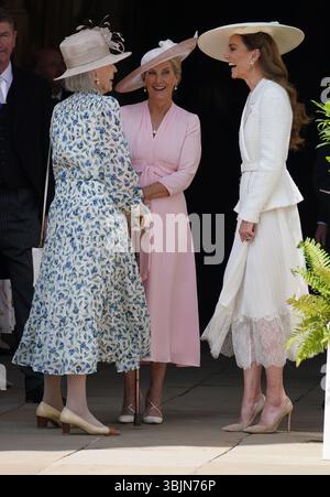 RETRANSMISSION DE LA LÉGENDE MODIFICATIVE la duchesse d'Édimbourg et la princesse de Galles s'adressent à un invité de l'ordre du service de la jarretière annuel à la chapelle St George, au château de Windsor. Date de la photo : lundi 16 juin 2025. Banque D'Images