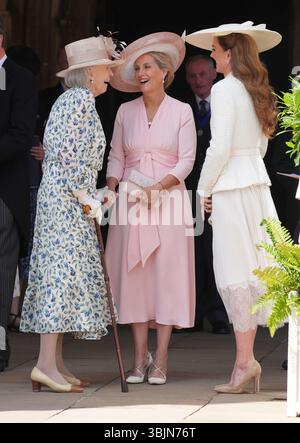 RETRANSMISSION DE LA LÉGENDE MODIFICATIVE la duchesse d'Édimbourg et la princesse de Galles s'adressent à un invité de l'ordre du service de la jarretière annuel à la chapelle St George, au château de Windsor. Date de la photo : lundi 16 juin 2025. Banque D'Images