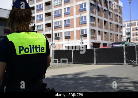 Anvers, Belgique. 16 juin 2025. La police a photographié sur les lieux d'un incident de poignardage dans un bus à Anvers le lundi 16 juin 2025. Selon les premières informations, une personne est morte d'une attaque au couteau dans la Ernest Claesstraat dans les quartiers de Linkeroever. BELGA PHOTO DIRK WAEM crédit : Belga News Agency/Alamy Live News Banque D'Images