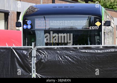 Anvers, Belgique. 16 juin 2025. La police a photographié sur les lieux d'un incident de poignardage dans un bus à Anvers le lundi 16 juin 2025. Selon les premières informations, une personne est morte d'une attaque au couteau dans la Ernest Claesstraat dans les quartiers de Linkeroever. BELGA PHOTO DIRK WAEM crédit : Belga News Agency/Alamy Live News Banque D'Images