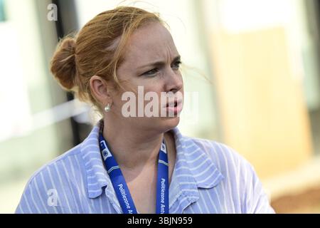 Anvers, Belgique. 16 juin 2025. Kim Bastiaens, porte-parole de la Policezone Anvers, photographié sur les lieux d'un incident de poignardage dans un bus à Anvers le lundi 16 juin 2025. Selon les premières informations, une personne est morte d'une attaque au couteau dans la Ernest Claesstraat dans les quartiers de Linkeroever. BELGA PHOTO DIRK WAEM crédit : Belga News Agency/Alamy Live News Banque D'Images
