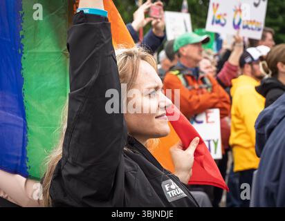ST. PAUL, MN, USA , 14 JUIN 2025 : individu non identifié au rassemblement No Kings au Capitole de l'État du Minnesota. Banque D'Images