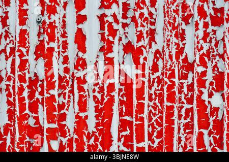 Fond en acier avec peinture rouge qui se détache Banque D'Images