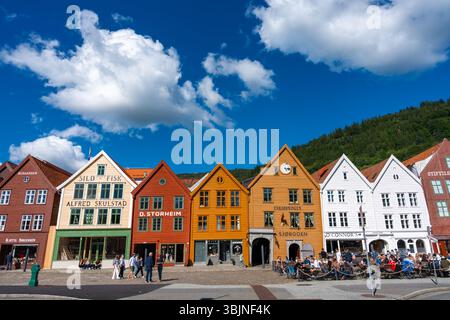 Bergen, Norvège - 9 juillet 2024 : bâtiments en bois colorés de Bryggen avec des gens le jour d'été Banque D'Images
