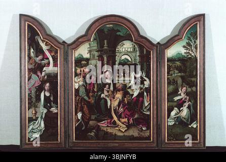 Le triptyque de Pieter Coecke van Aelst présente l’Annonciation, l’Adoration des Mages et le repos sur la fuite en Égypte. Cette peinture du XVIe siècle présente des scènes religieuses complexes, mettant l'accent sur des thèmes divins et un récit sacré. Banque D'Images