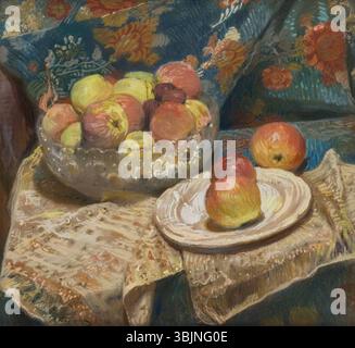 Aleksey Mikhalovitch Korin (1865-1923) peint des natures mortes aux pommes en 1912. Ce pastel sur papier met en valeur un arrangement traditionnel de natures mortes, en se concentrant sur les formes et textures naturelles des pommes, communes dans les études de Korin sur les objets du quotidien. Banque D'Images