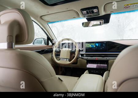 Bichkek, Kirghizistan - 12 décembre 2024 : une vue intérieure large de la Hyundai grandeur 2023 (GN7) montrant le tableau de bord, le volant et la mer avant Banque D'Images
