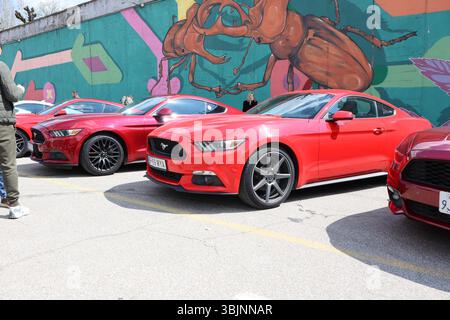 09.3.2025 Moldavie Une vitrine de la Mustang rouge dans un cadre urbain met en lumière les voitures musculaires emblématiques et la culture automobile Banque D'Images