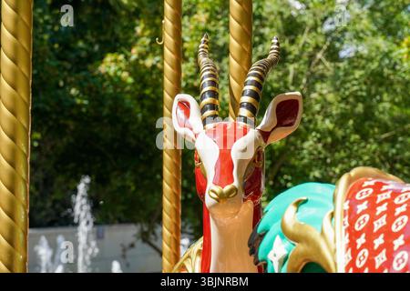 Paris, France. 16 juin 2025. L'installation carrousel Louis Vuitton captive les visiteurs du Parc d'Acclimatation dans le cadre de la programmation artistique publique de la Fashion week de Paris. La balade fantaisiste présente des chevaux sur le thème du luxe et des éléments de design inspirés de l'héritage légendaire de la maison de couture. Crédit : Thomas Faull/Alamy Live News Banque D'Images