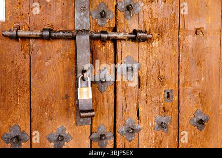 Pêne dormant sur vieille porte en bois. Santiuste de Pedraza, Ségovie, Castilla y León, Espagne, Europe Banque D'Images