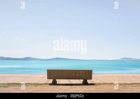 Banc sur le lac Trasimène par temps clair. Passignano sul Trasimeno, province de Pérouse, région Ombrie, Italie Banque D'Images
