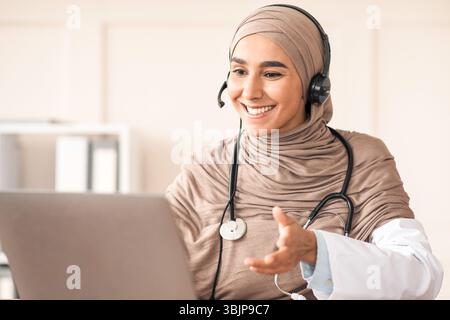 Femme médecin arabe travaillant dans la clinique Banque D'Images