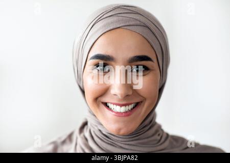 Portrait d'une femme gaie dans le hijab au-dessus de l'intérieur de la clinique Banque D'Images