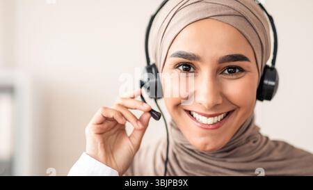 Portrait en gros plan d'une femme médecin gaie avec casque Banque D'Images
