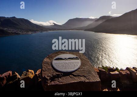 Vue sur Hout Bay et le pic de montagne emblématique qui l'entoure depuis le point d'observation sur Chapmans Peak Banque D'Images