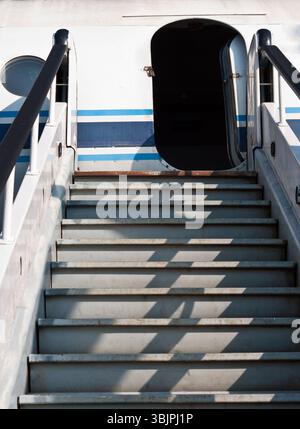 Rampe d'un avion avec porte ouverte Banque D'Images