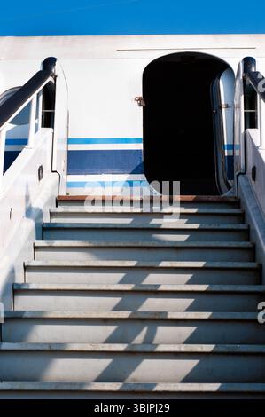 porte ouverte ancien avion avec rampe Banque D'Images