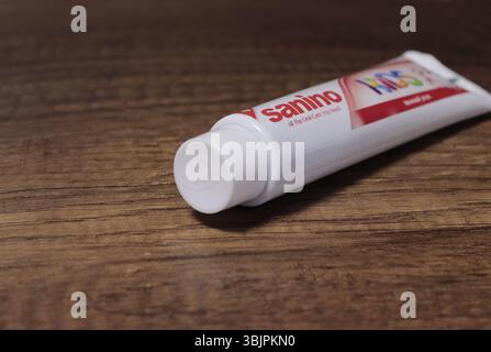Photo d'un tube de dentifrice Sanino. Banque D'Images