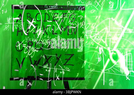 Formules sur tableau à craie vert avec abc Banque D'Images