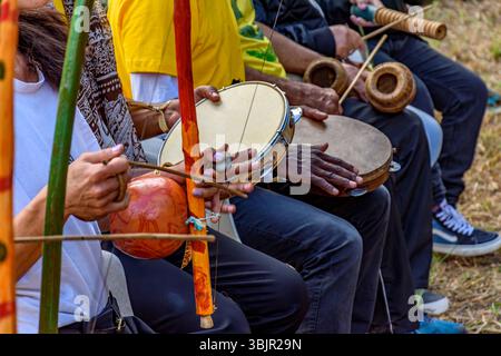 Groupe de musiciens jouant du berimbau et du tambourin dans un spectacle de capoeira au Brésil Banque D'Images