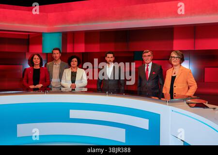 Katarina Barley, Louis Klamroth, Amira Mohamed Ali, Vassili Golod, Hans-Lothar Domröse, Gesine Dornblüth in der ARD-Talkshow 'hart aber fair' im WDR F Banque D'Images