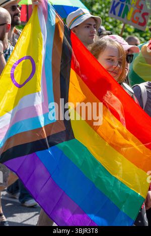 Les participants portent un drapeau Progress Pride lors du défilé de la Warsaw Pride à Varsovie, dans la Voïvodie de Masovian, Pologne. Juin 2025 Banque D'Images
