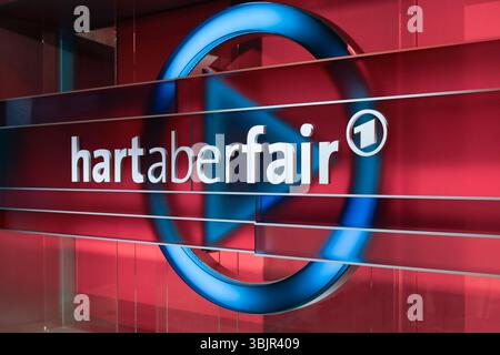 Logo 'hart aber fair' in der ARD-Talkshow 'hart aber fair' im WDR Fernsehstudio B. Köln, 25.09.2023 Banque D'Images