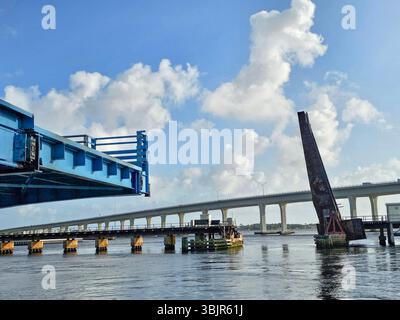 Ouverture du vieux pont Roosevelt et du pont ferroviaire pour les bateaux à Stuart, Floride Banque D'Images