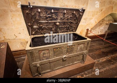 Vieux coffre en bois de douchette à l'Université de Salamanque Espagne Banque D'Images