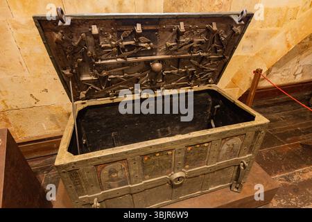 Vieux coffre en bois de douchette à l'Université de Salamanque Espagne Banque D'Images