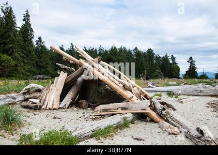 Abri fabriqué à partir de bois flotté sur la plage de Rathtrevor à Parksville, Colombie-Britannique, Canada Banque D'Images