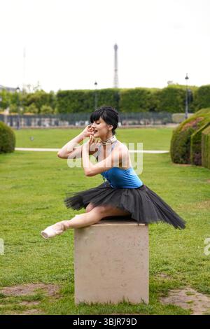 Danseuse de ballet assise sur un piédestal dans un parc extérieur Banque D'Images