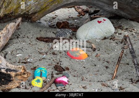 Roches peintes sur la plage de Rathtrevor à Parksville, Colombie-Britannique, Canada Banque D'Images