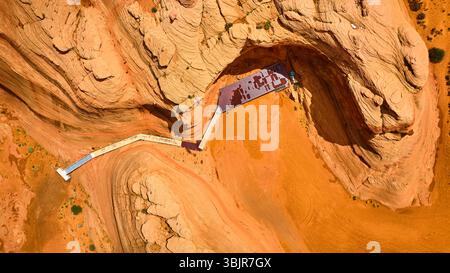 Passerelle aérienne Red Rock Canyon avec formations de grès striées vue de dessus Banque D'Images