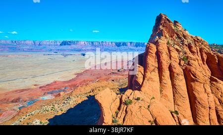Formation aérienne de grès rouge et plateau du désert avec des Mesas distants survolent Banque D'Images